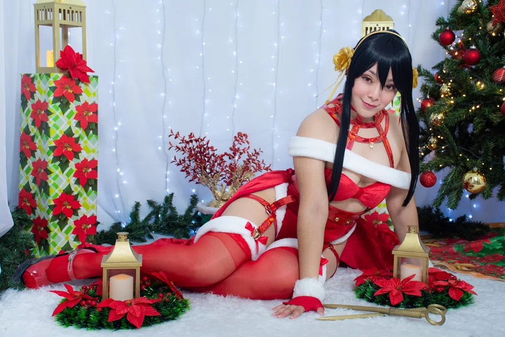 Hitomi-Locks-Yor-Forger-Xmas Of Page 3-13.webp